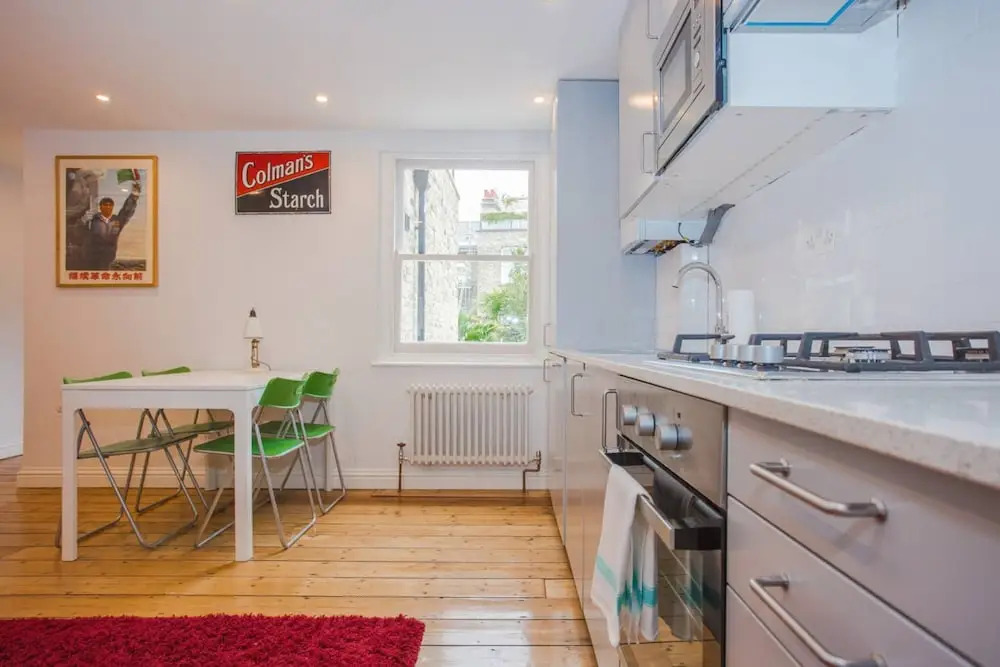 Spacious 1 Bedroom Apartment with Balcony Close to Tube