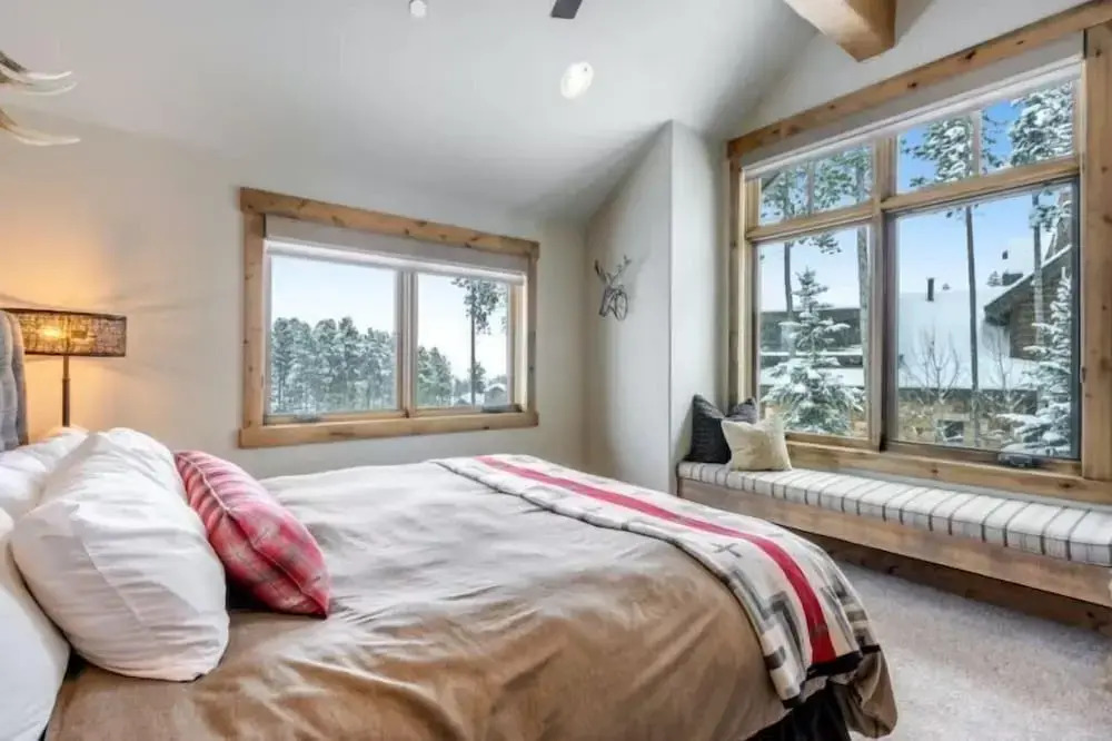 Luxurious 6-bedroom Ski-in/ski-out Home, Very Spacious, With Private hot tub and Game Room