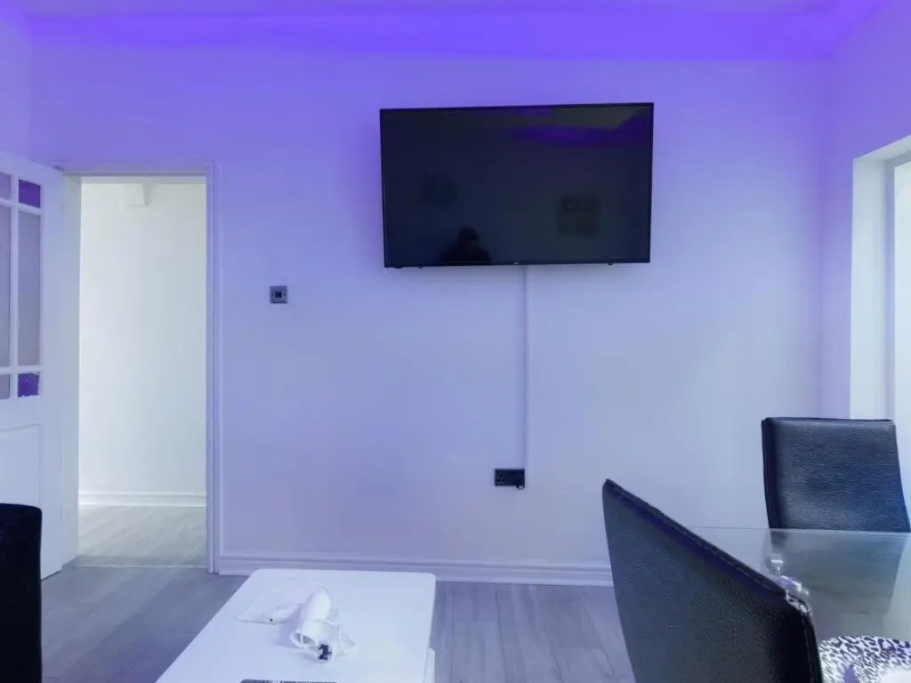 Stunning 4-bed House Fully Refurbished Modern