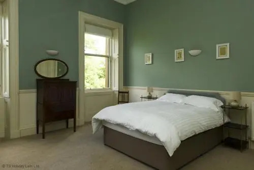 7 Crown Gardens