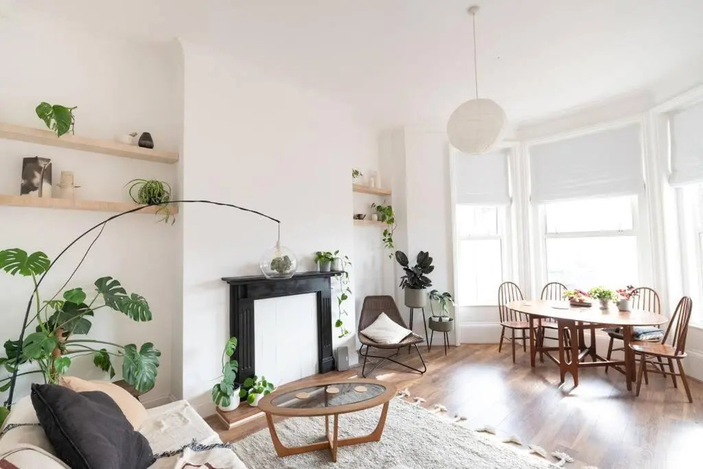 Spacious 2 bedroom sea view flat. Sleeps 6