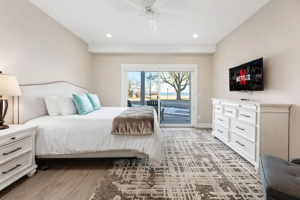 539 Bay Street - Luxury Downtown Residences Steps from the Beach and Festivals