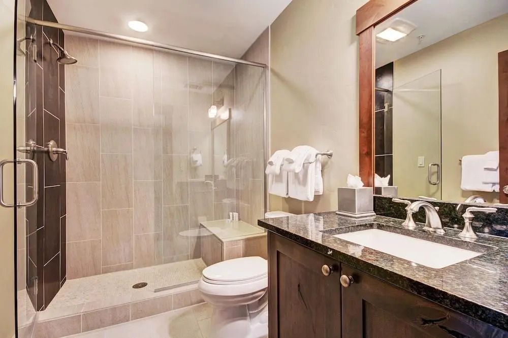 Slopeside  At Base Of Peak 8, Sleeps 6! 1 Bedroom Condo by RedAwning