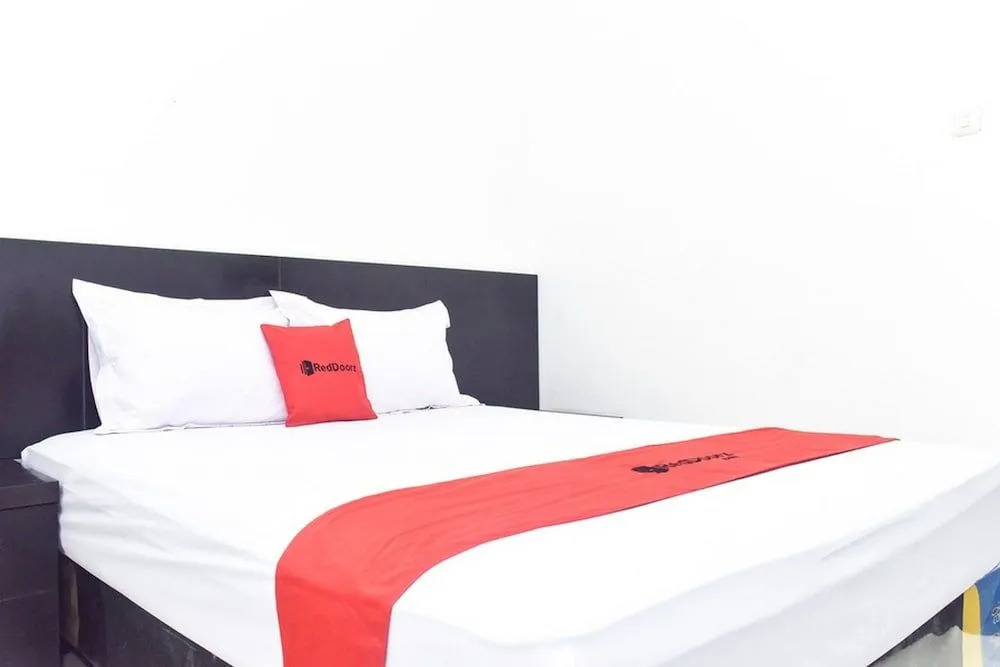 RedDoorz Syariah near Jalan Somba Opu