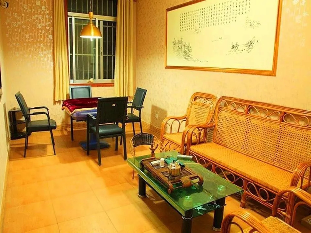 Nanning Hawks Holiday Hotel