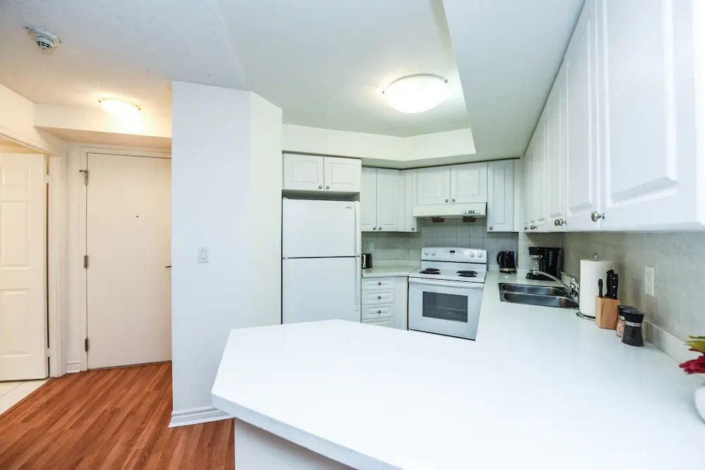 Canadian Madmac Furnished Apartment - Square One Ovation