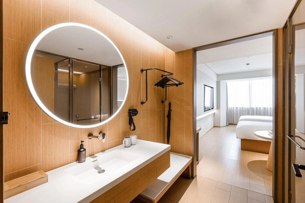 Ji Hotel (Shanghai Lujiabang Road Metro Station)