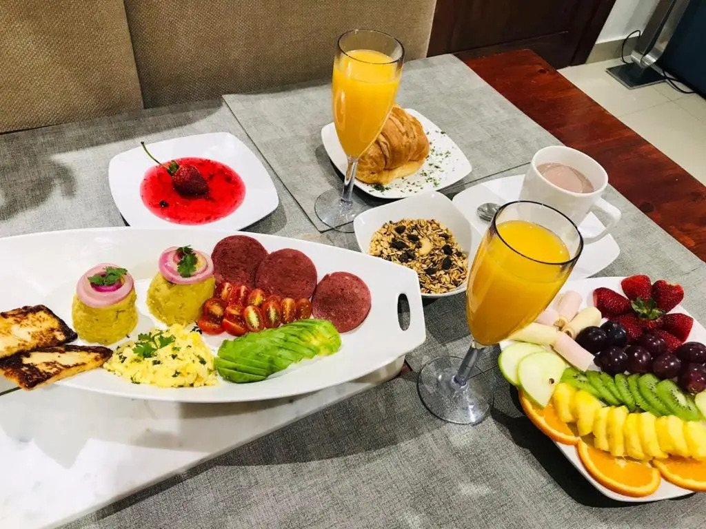 Lia Amanda, 2B con cocinero para desayuno Santiago DR