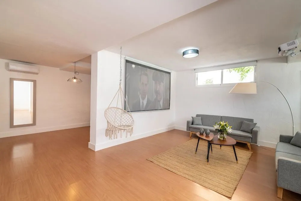 VACATION MARBELLA I Sunny Camelia Villa Heated pool, Recently Renovated, Best Residential Neighborhood in Benalmadena, Short walk to the beach, Cinema Room