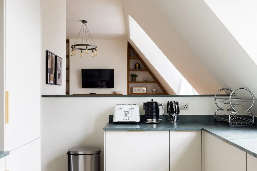 The Queens Park Sanctum - Lovely 2bdr Flat with Balcony