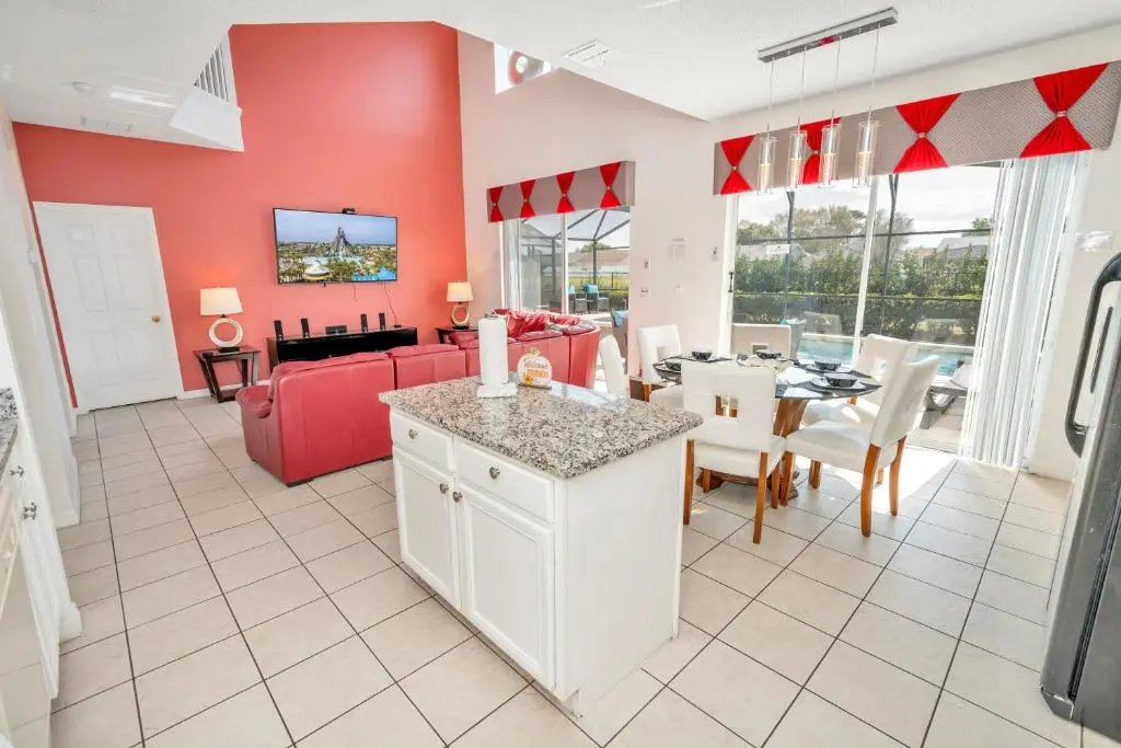 Disney Dream with Hot Tub, Pool, Xbox, Games Room, Lakeview, 10 min to Disney, Clubhouse