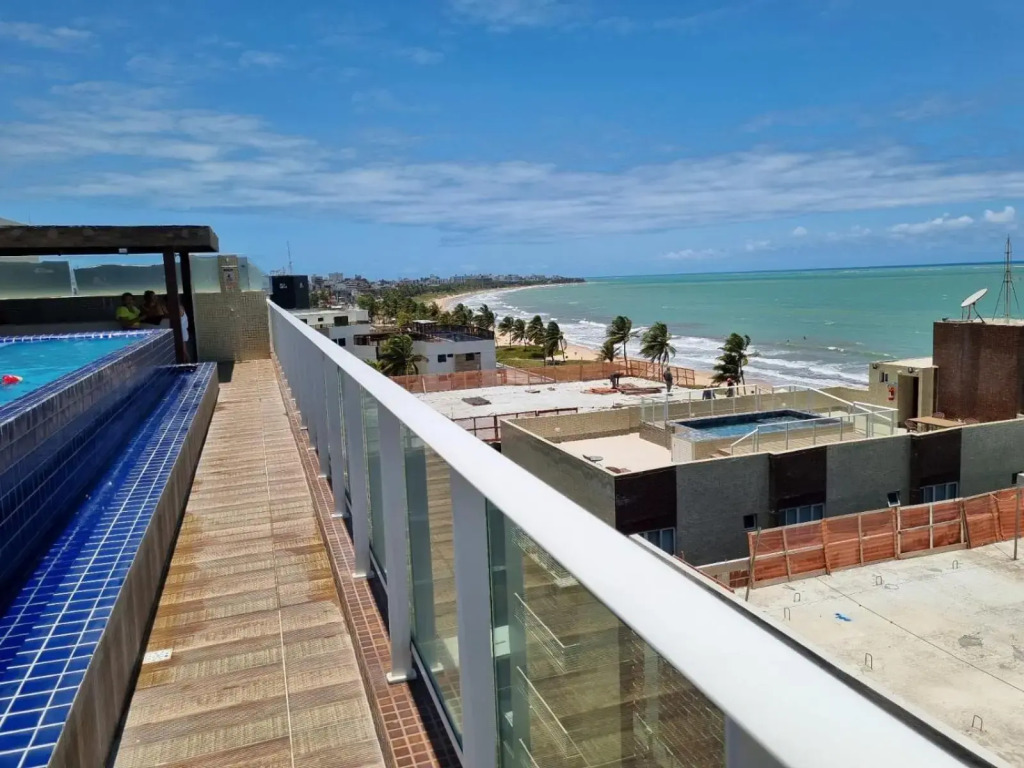 Confortável Flat com piscina de borda infinita na cobertura