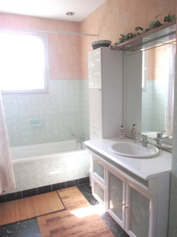House With 4 Bedrooms in Charnay-lès-mâcon, With Wonderful Mountain Vi