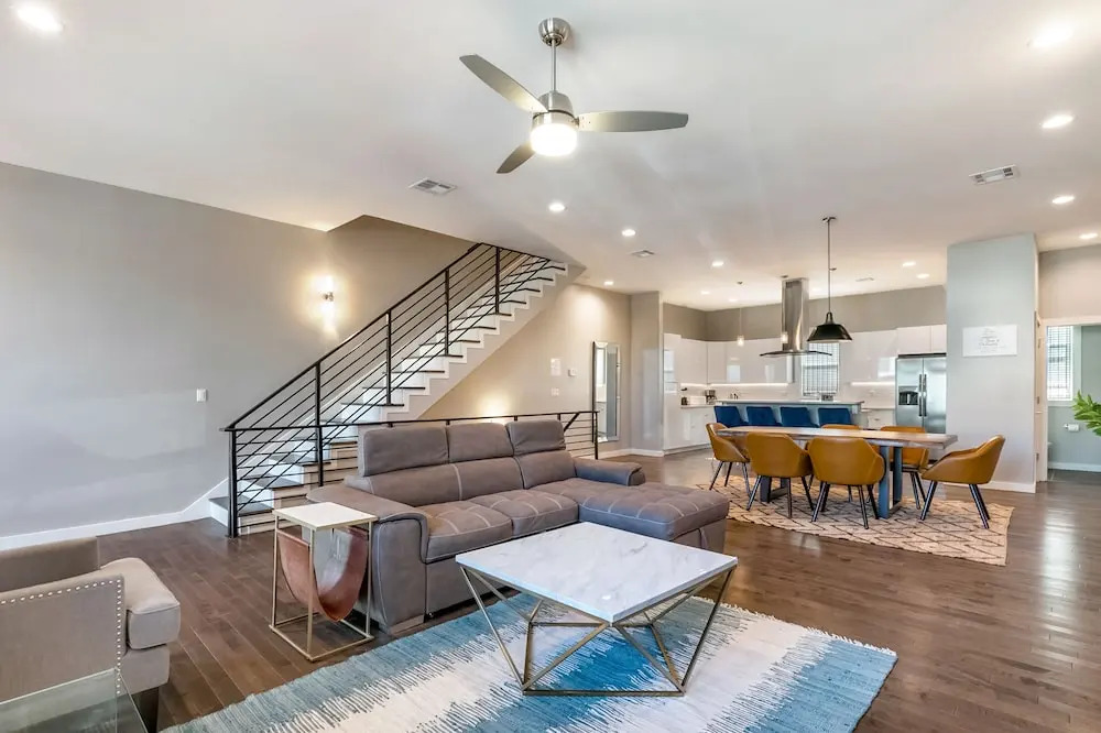 4BR Modern Townhouse in Mid City