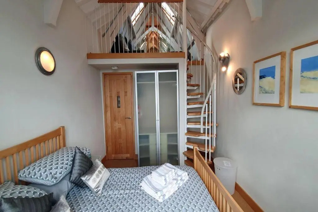 16 Clarence Hill - Iconic Dartmouth House with Enchanting Garden