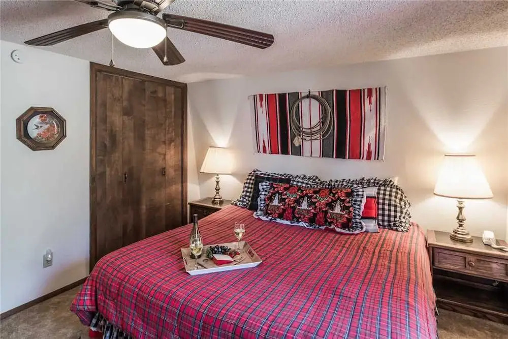 Plaid House - Three Bedroom Cabin