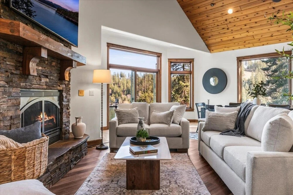 Deja View in Hayden With 5 Bedrooms and 6 Bathrooms
