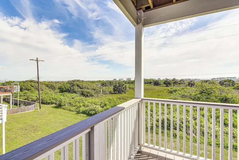 Galveston Getaway w/ Outdoor Bar: Walk to Beach!