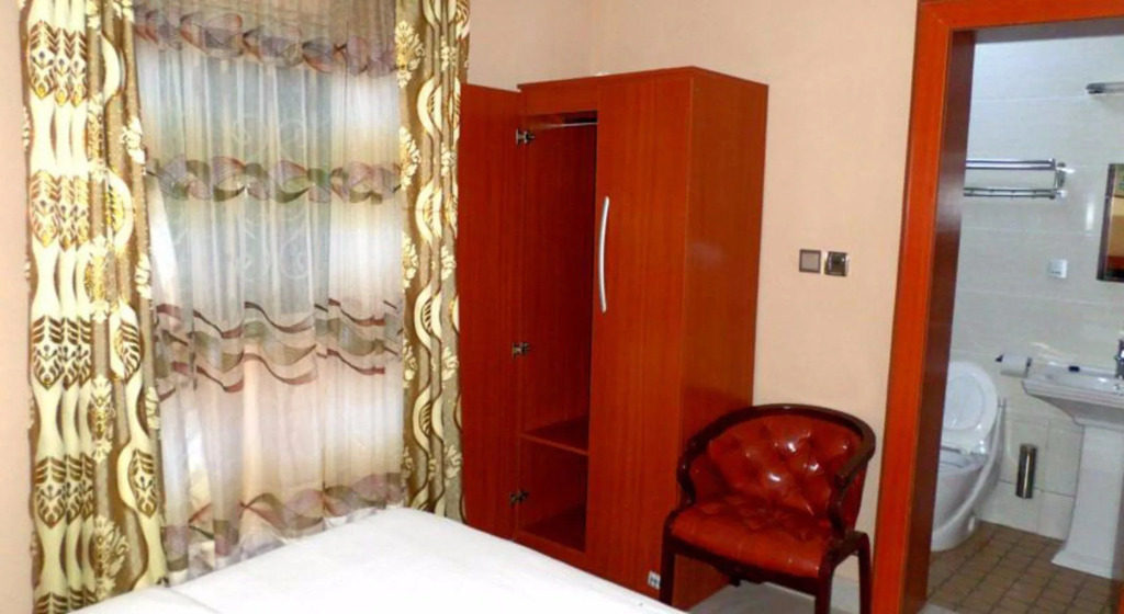 B's Hive Hotel & Suites