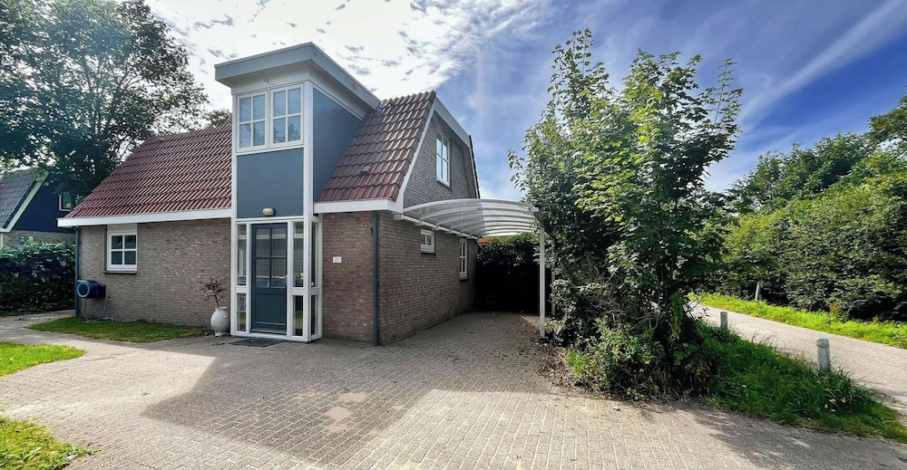 Villa With Expansive Sunny Garden