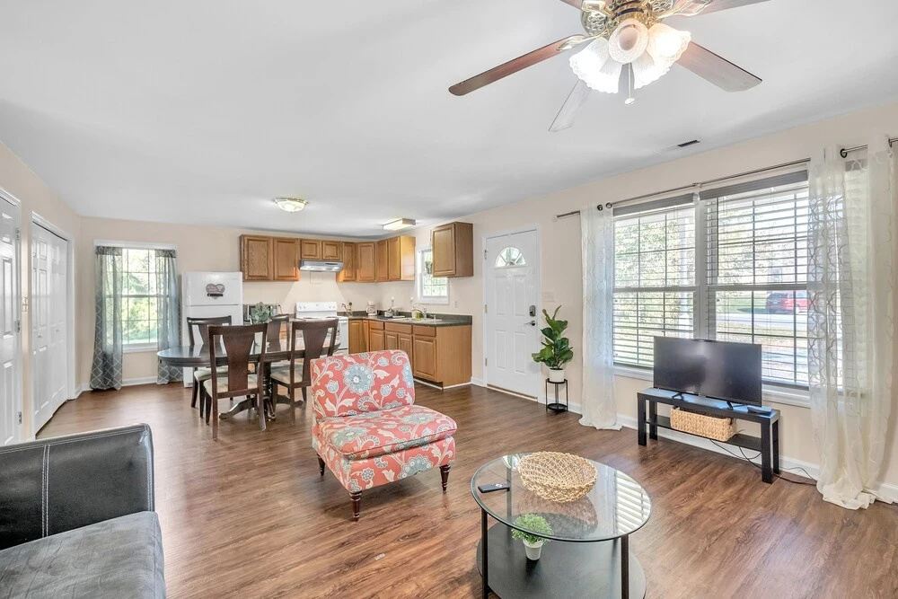 Have The Best Stay At Our Modern Art Gallery Home 3 Bedroom Home by Redawning