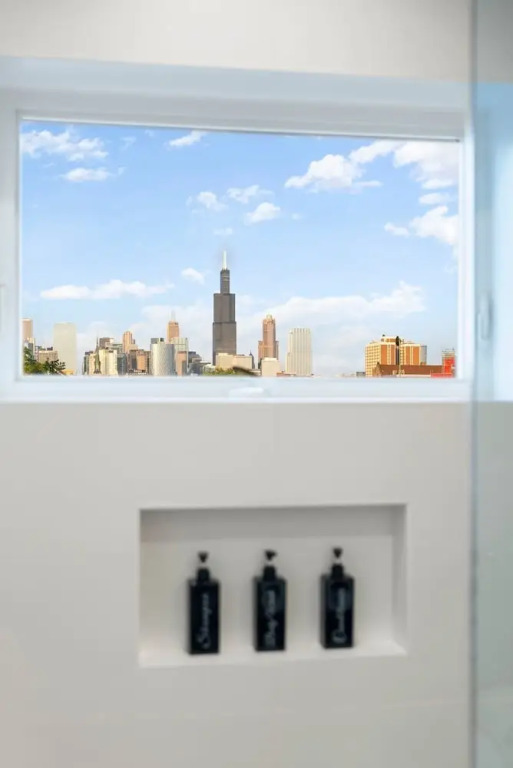 New 3bed 2bath Condo With Parking by United Center