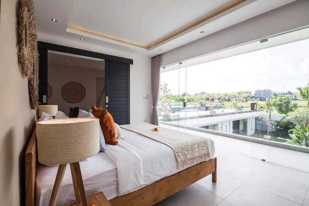Villa Hugo - Luxury 4BR Private Villa, Walking Distance to Berawa Beach