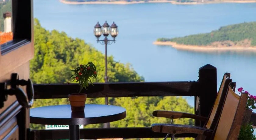 Χρυσοπελεια - Chrisopeleia Lake View