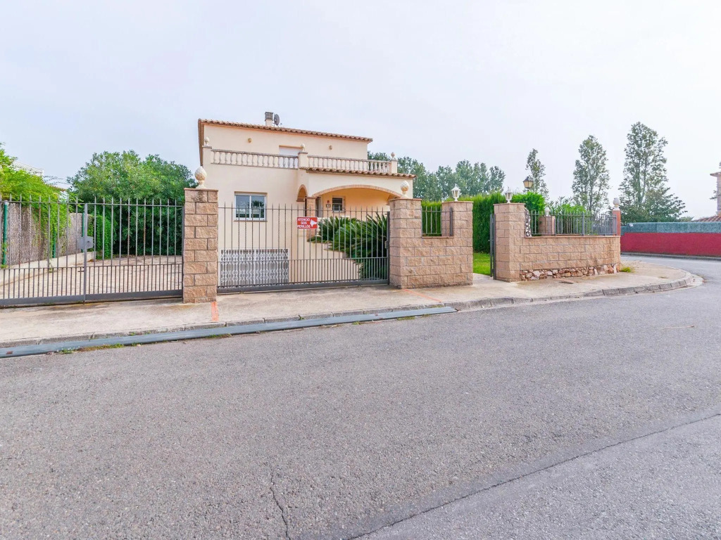 Fantastic holiday home for 14 persons in Sant Pere Pescador with private pool