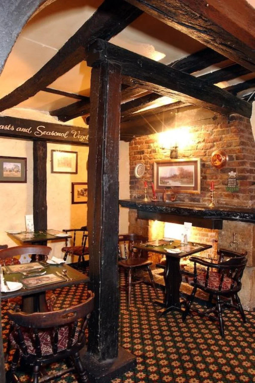 The New Inn by Roomsbooked