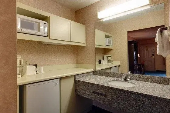 American Inn & Suites