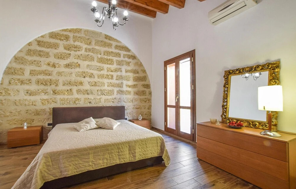 Stunning Home in Aspra With 3 Bedrooms and Wifi