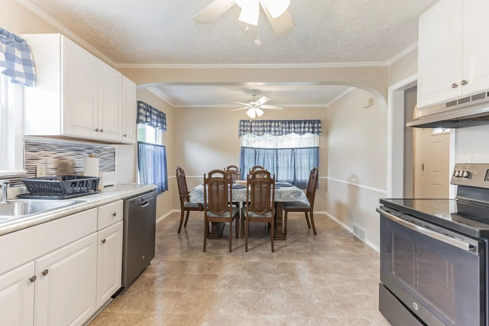Beautiful 4 Br Home In Lovely Neighborhood - Walk To Pro Football Hof! 4 Bedroom Home by Redawning