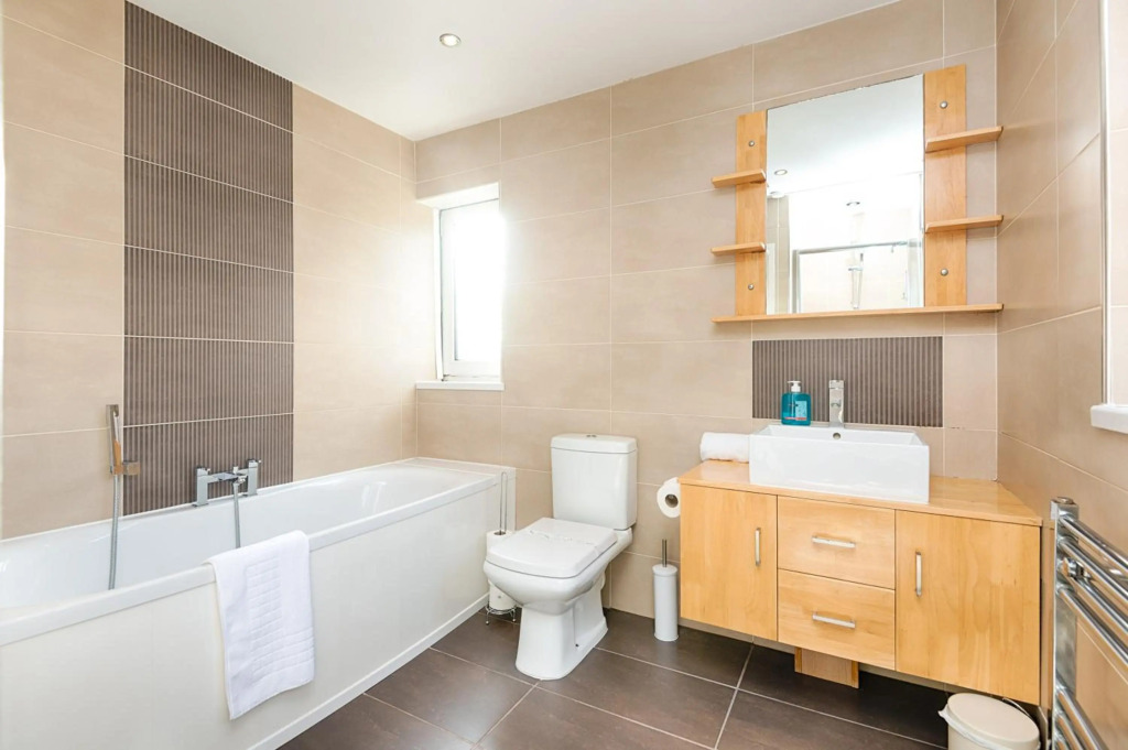 4BR Home with En-Suites in Swansea