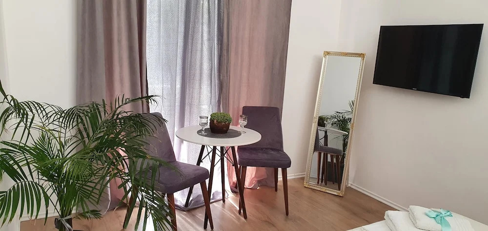 Happy Apartments