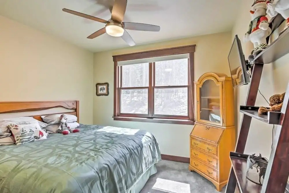 Upscale Decks, Heated Garage, Near Shuttle 3 Bedroom Townhouse
