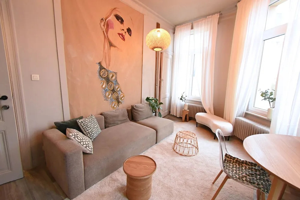 Up too 8- 10 Persons Stay in Antwerp