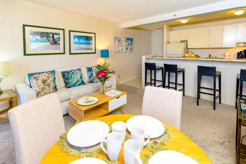 2 Bedroom on the 9th Floor with Diamond Head Views | 1 Block To Beach | Free Parking & Wifi