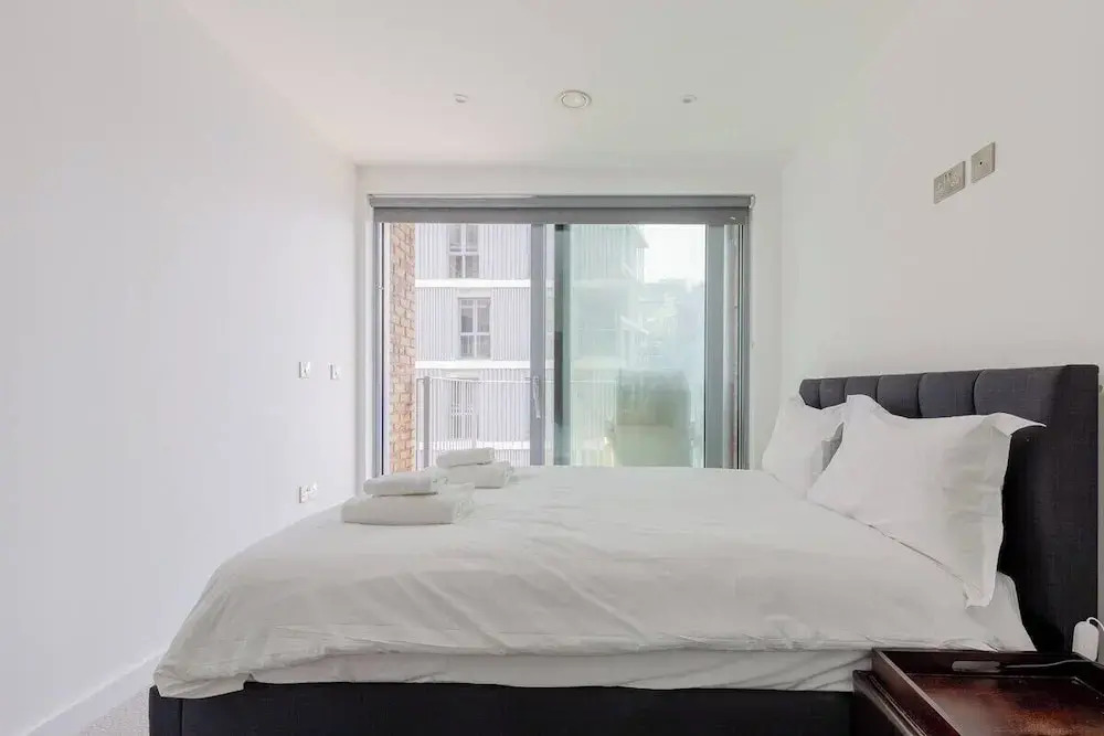 Stylish 2 Bed Flat in Battersea - Private Balcony