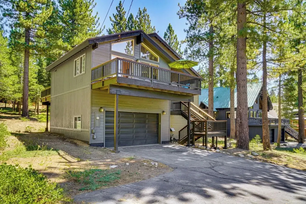 Sunny Cabin: 1 Mi to Tahoe Donner Resort!