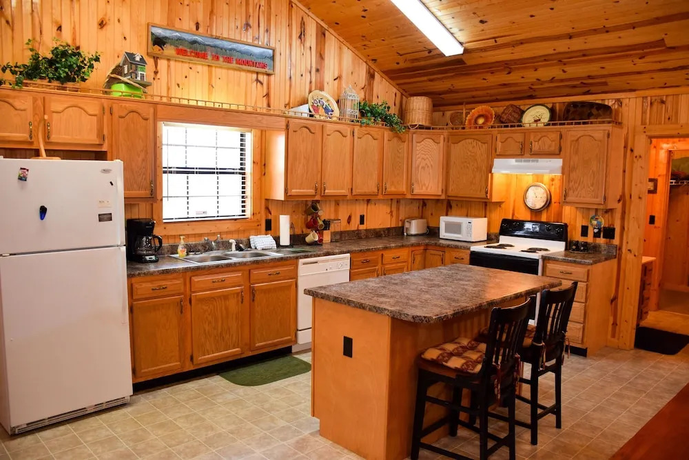 WEEKS WORTH - 3 Br Cabin