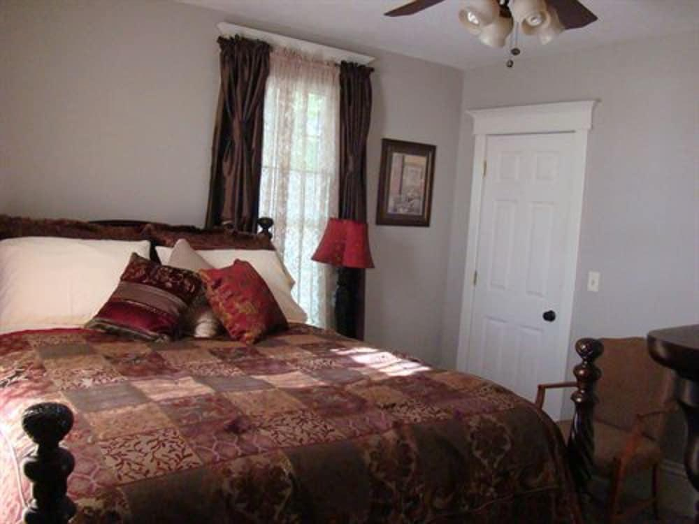 Vintage Charm Bed and Breakfast Hotel