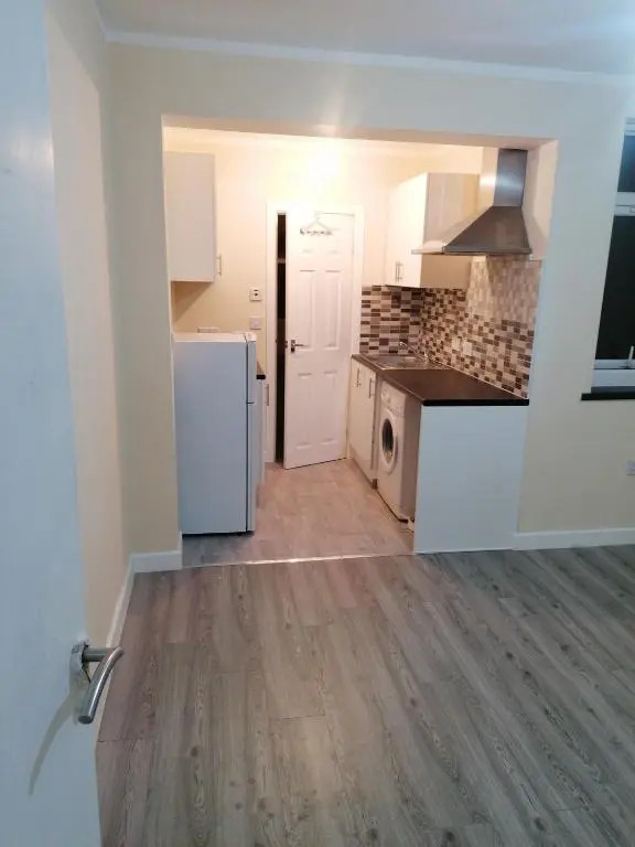 Self-contained studio flat bathrooms kitchens upgrade locations to city centre 15 minutes walking distance Nottingham universities Queen hospitals city hospitals