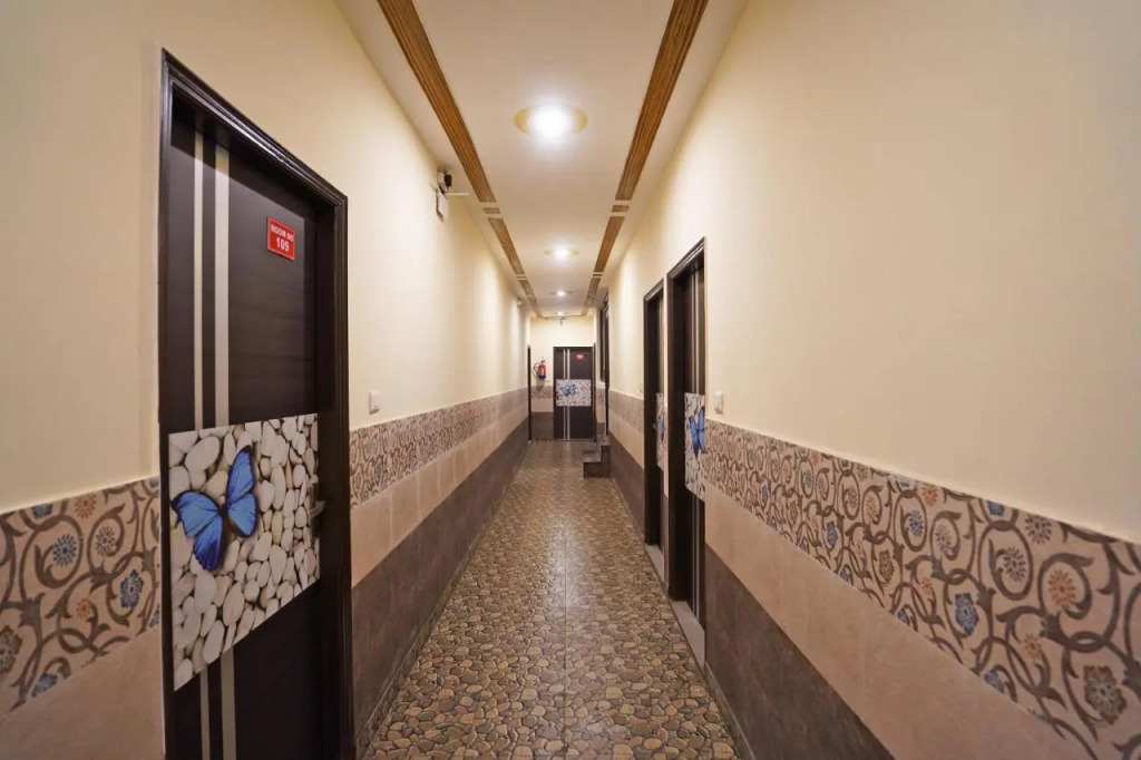 Qlark White Palace by OYO Rooms