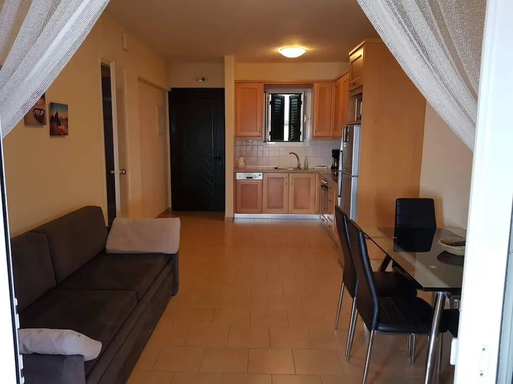 Menigos AB4G no50 Beachfront 2 Bdr Apt