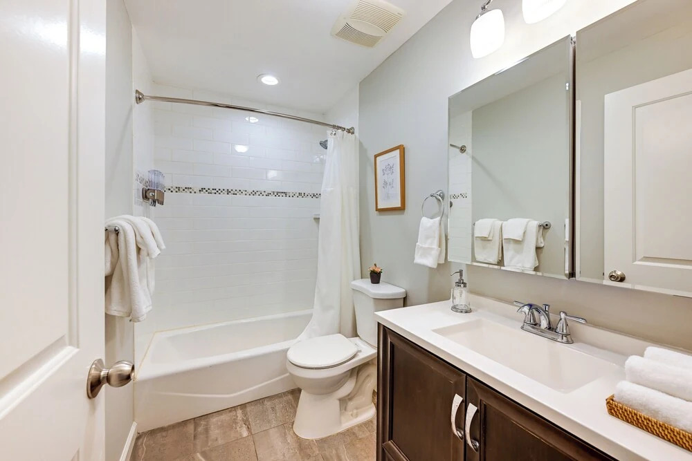 Walk to Shops & Dining: Glen Cove Apt w/ Yard!