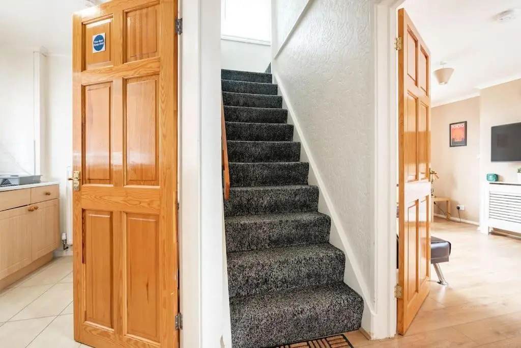 B-ham 20 mins, 10 Beds, M6 J10, Free Secure Onsite Parking