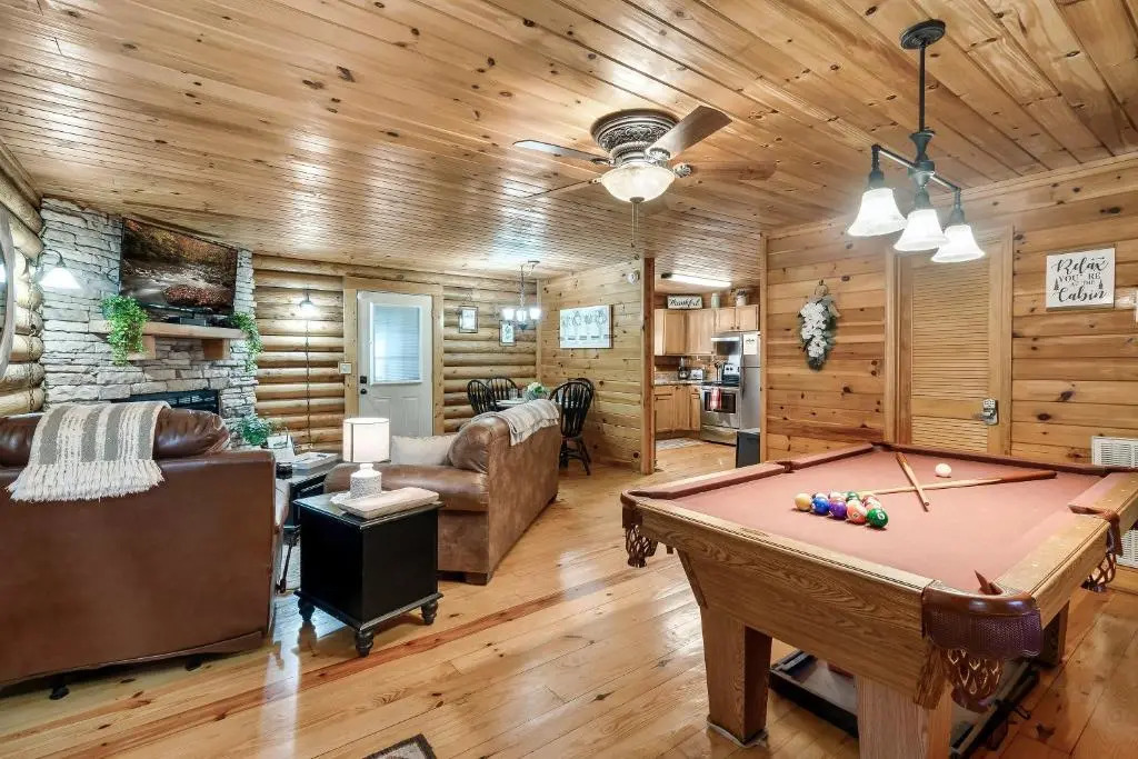 5 min to Dollywood, great location, excellent parking, hot tub, pool table