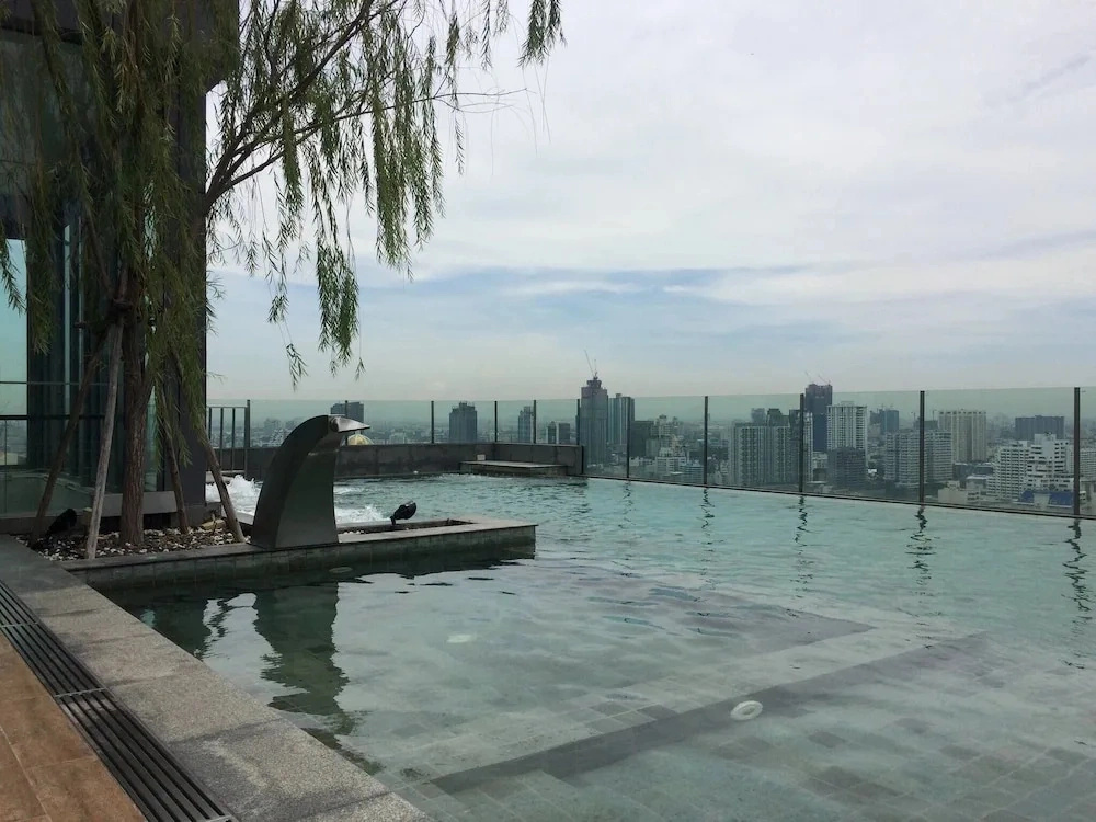 Free Airport Pick Up Rooftop Pool Gym Near BTS Emquartier Shopping City Center