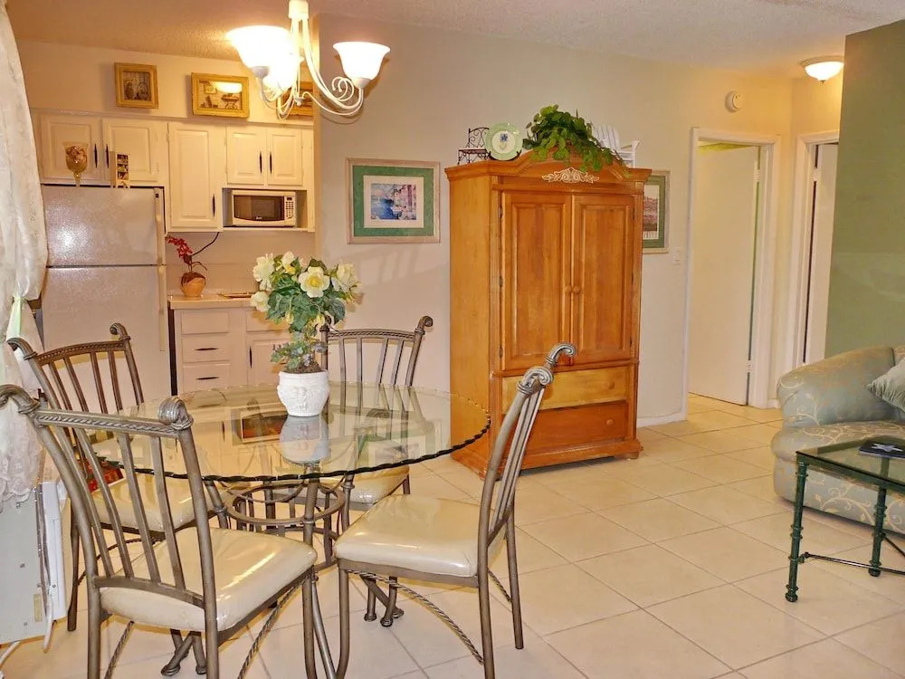 Idyllic Condo With Brief Walk to Beach and Restaurants